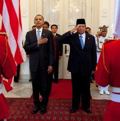 President Barack Obama and Indonesia's President Susilo Bambang Yudhoyono at arrival ceremony Istana Merdeka Jakarta 2010