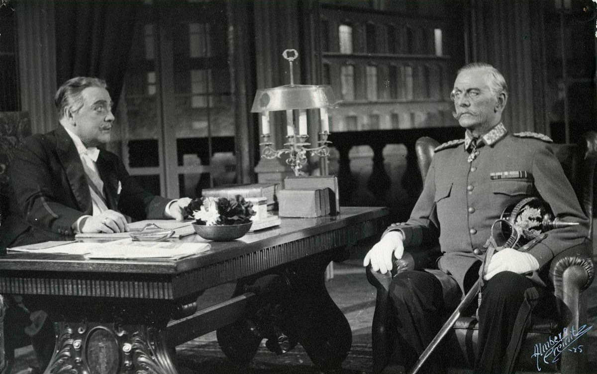 Anders de Wahl and Olof Sandborg performing at Royal Dramatic Theatre in 1945