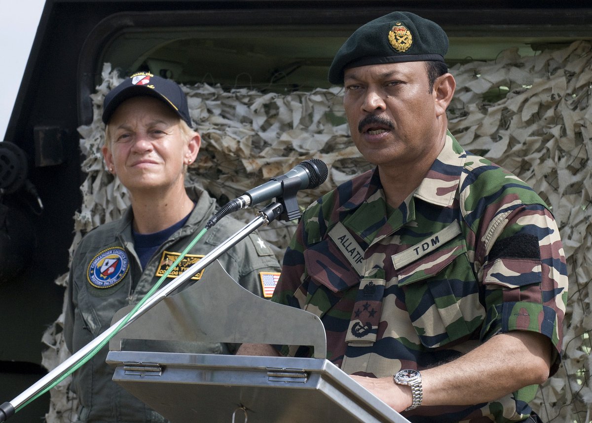 Lt. Gen. Dato' Allatif Bin Mohd Nor speaking during CARAT Malaysia 2009 closing ceremony with Rear Adm. Nora Tyson looking on