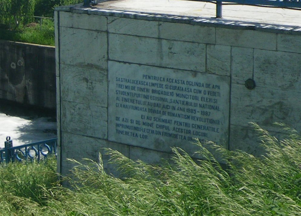 Inscription on Lacul Morii Dam memorial showing number of volunteers forced by communist regime to work