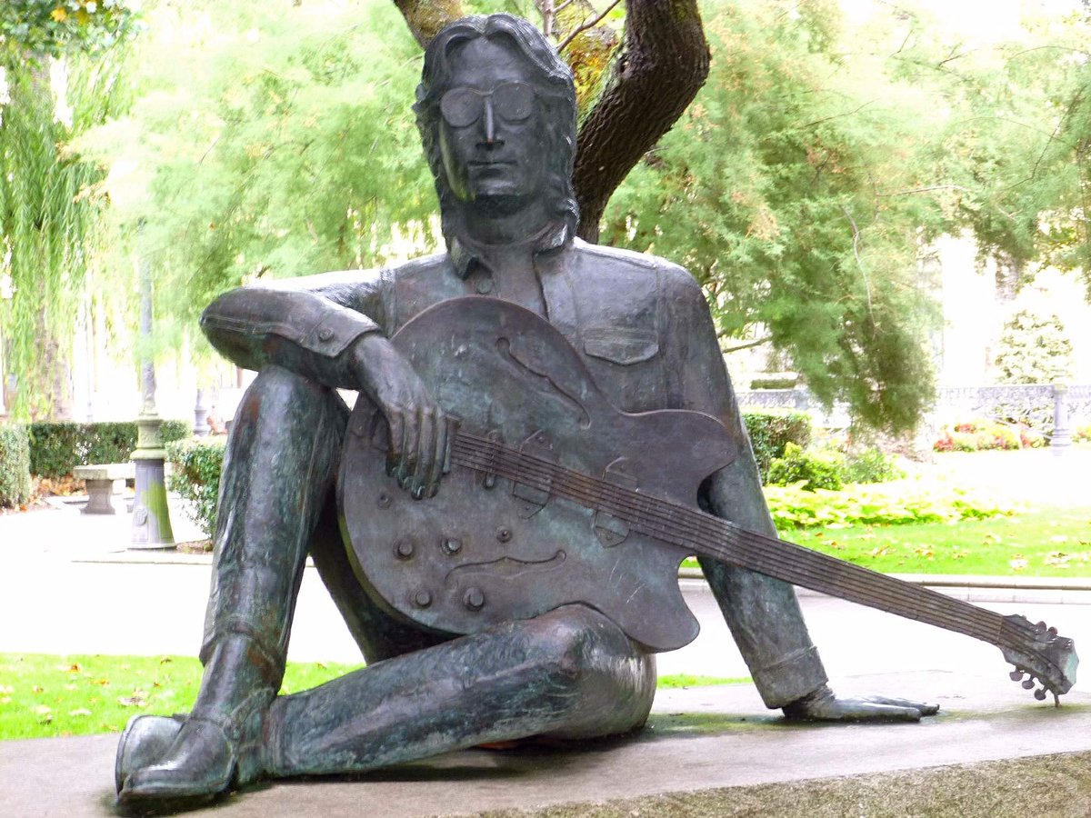 John Lennon statue in Jardín de Méndez Núñez, A Coruña