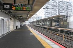 Platforms at Shin-Hakushima Station on the JR Sanyo Main Line with train tracks and overhead structures