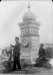 Greek soldiers guarding the Yeni Mosque in Thessaloniki in 1915