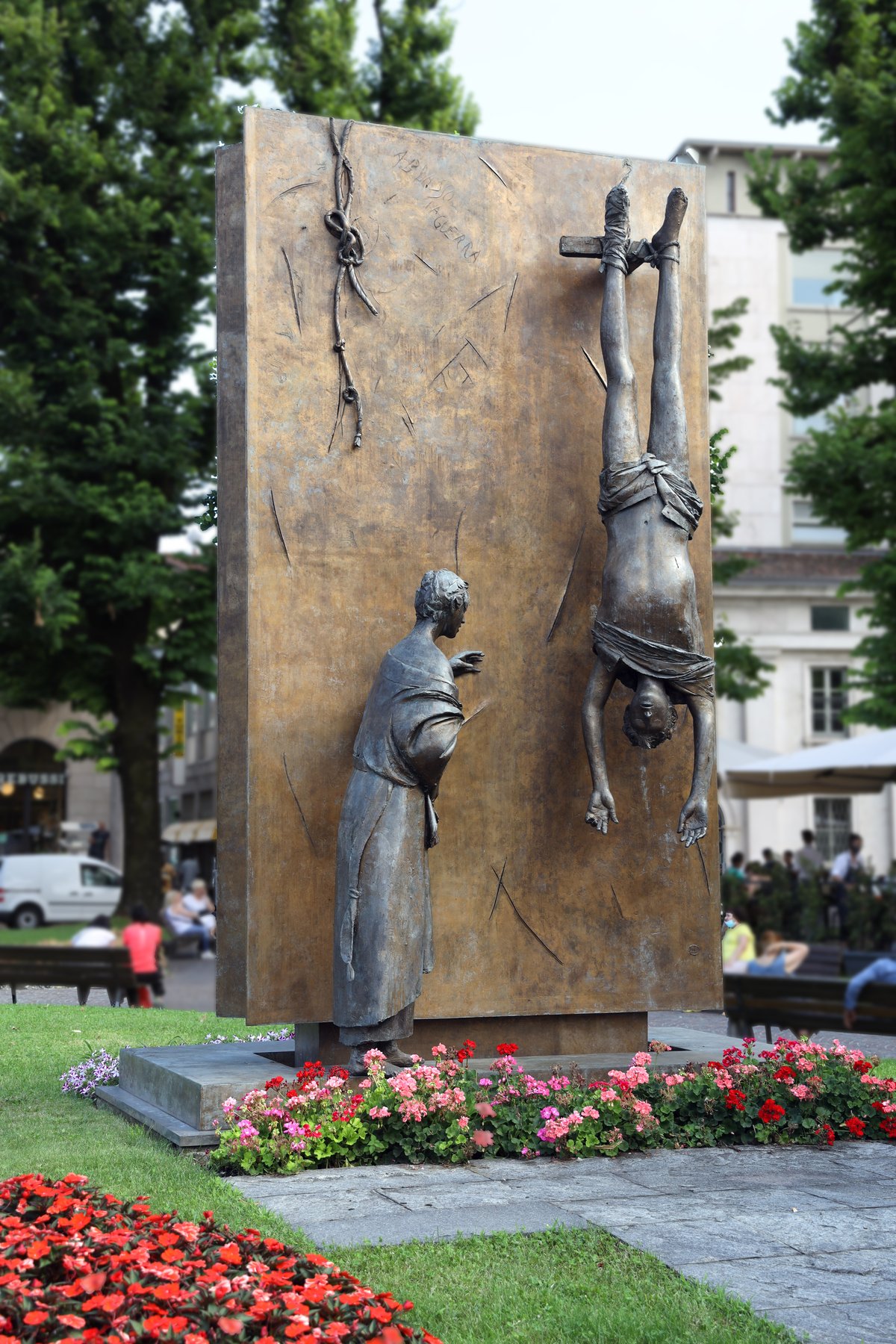 Bergamo Monumento al Partigiano statue