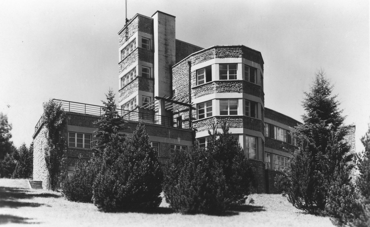 General view of the Presidential Castle in Wisła from the access road side in 1937 before the addition of the pitched roof