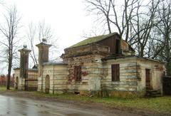 Western gates and gatekeeper's house of Trakų Vokės manor estate, historic architecture