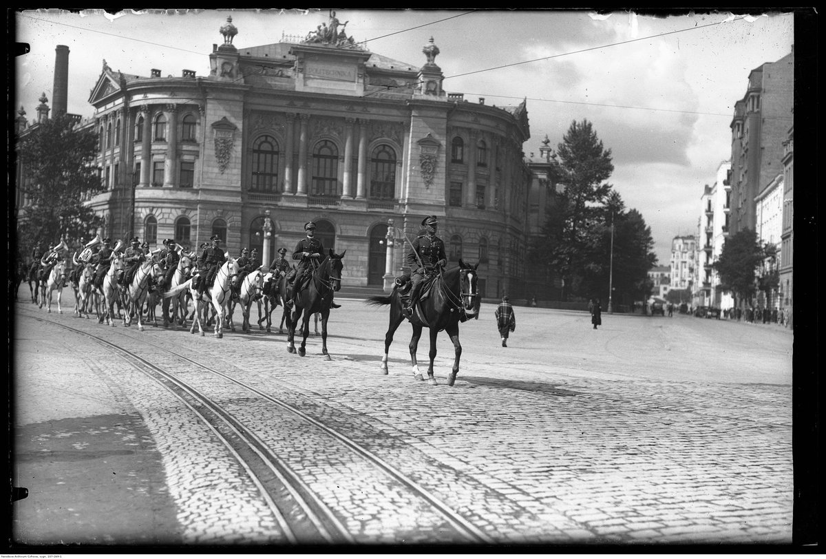 Czoło pułku przed Politechniką with ppłk Jan Karcz leading and regimental orchestra visible