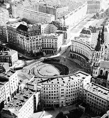 Zbawiciela Square in Warsaw in the 1960s with historic buildings and busy street