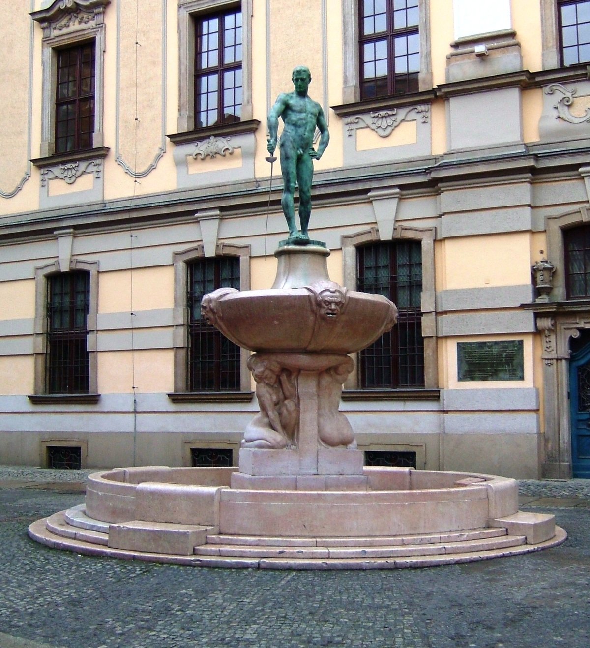 Fencer posing behind Wroclaw University building