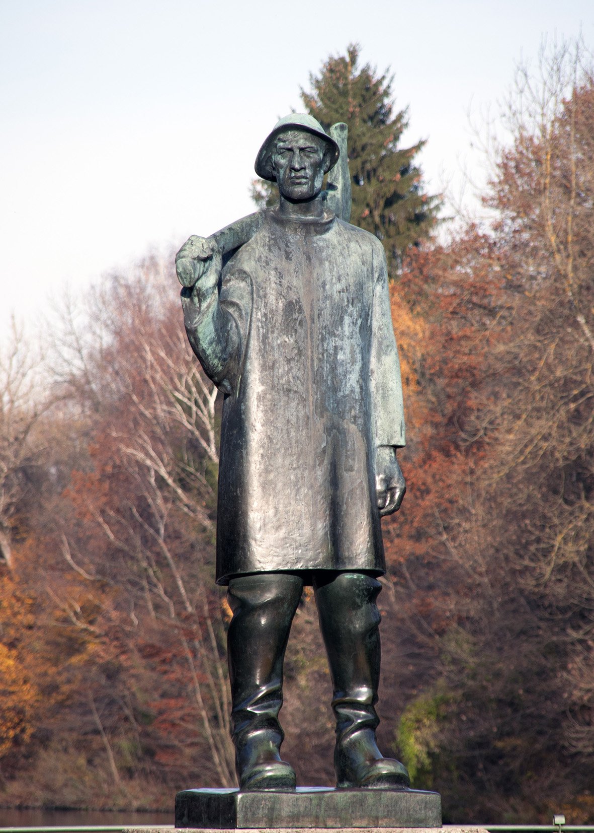 Flösser-Denkmal monument by the Isar river in Hinterbrühl
