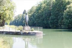 Statue 'Der Isarflößer' at the junction of the Floßkanal and the Isar-Werkkanal
