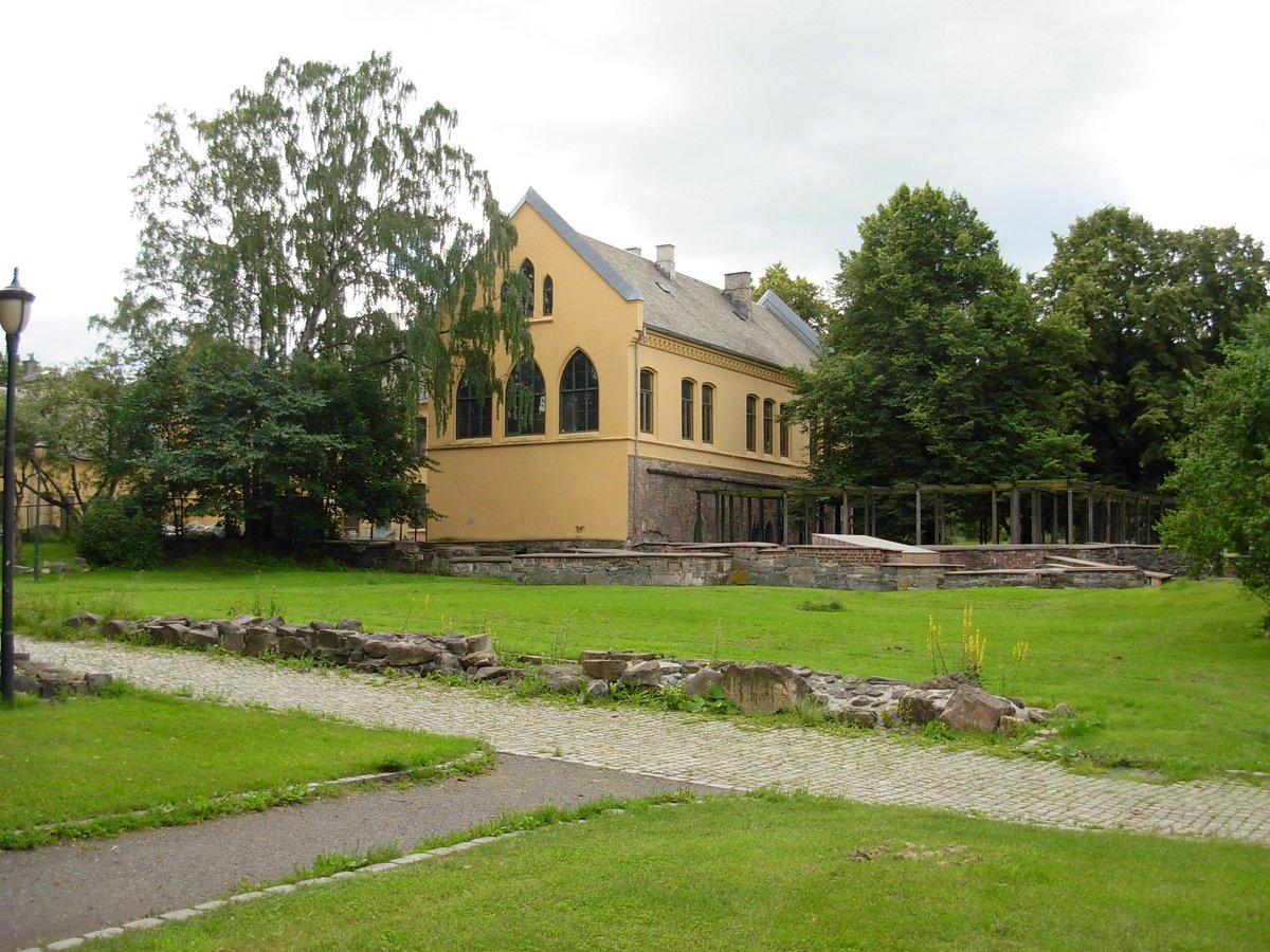 Minneparken in Gamlebyen, Oslo with Bispegården building