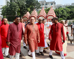 Ambassador Haas visiting the Sree Sree Dhakeshwari temple