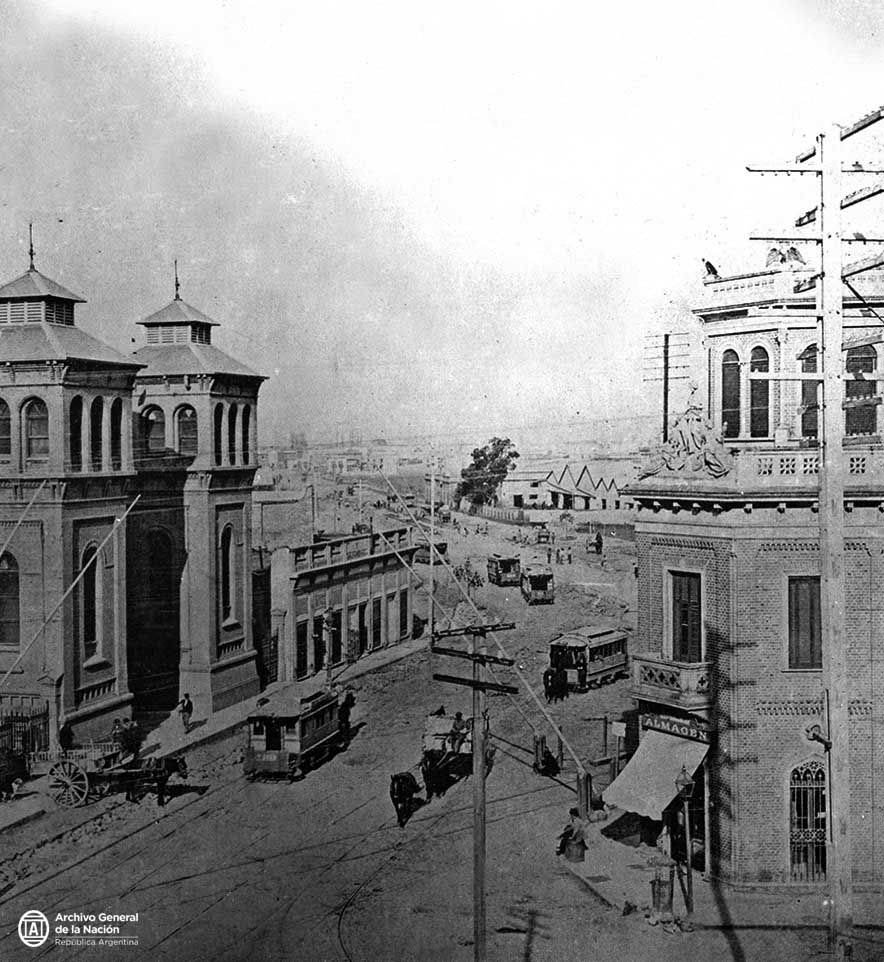 Casa de Bombas building and adjacent restaurant near Casa Amarilla station level crossing with four barriers