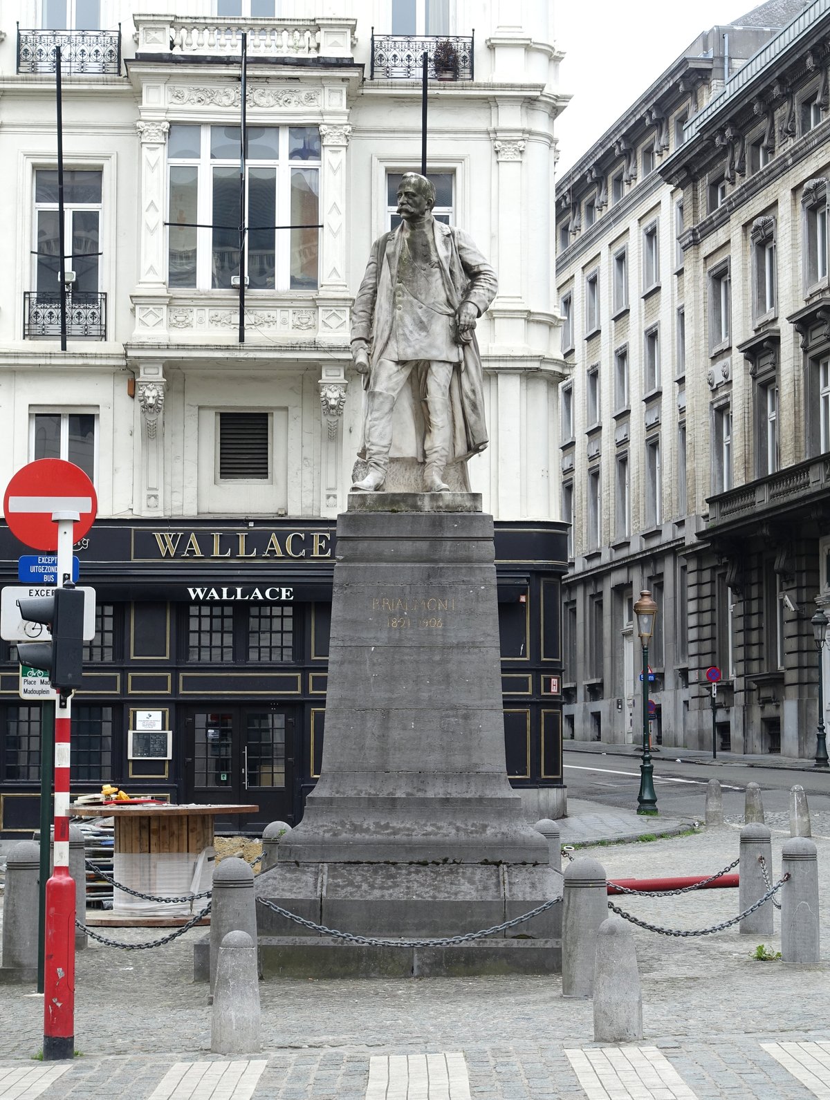 Sculpture of Henri Alexis Brialmont by Frans Huygelen in Brussels