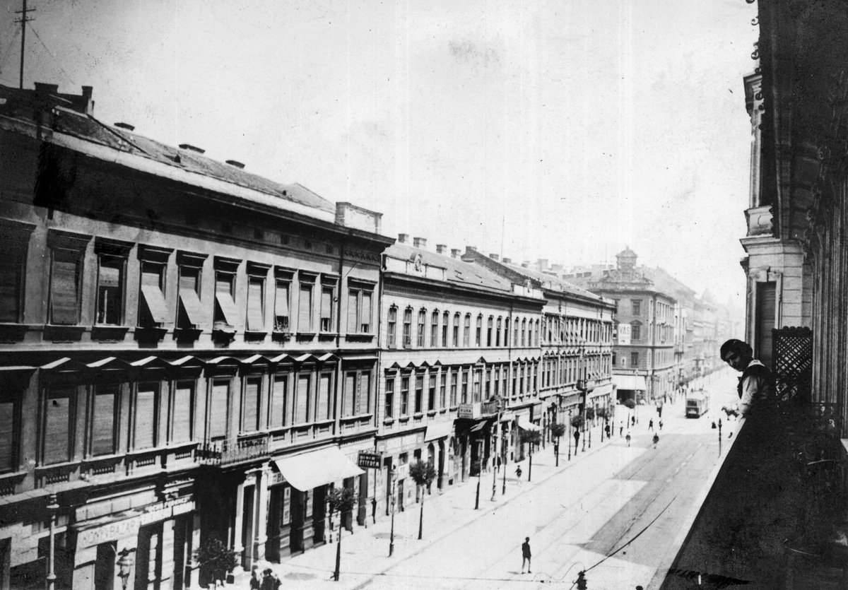 Balcony of Népszínház utca 27 with distant corner building at II. János Pál pápa (Tisza Kálmán) tér