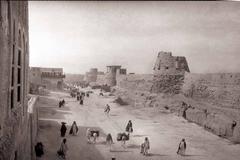 Qaṭīf Castle and the adjacent Great Thursday Market street leading to the Thursday Market in Qaṭīf, photograph taken on September 10, 1933