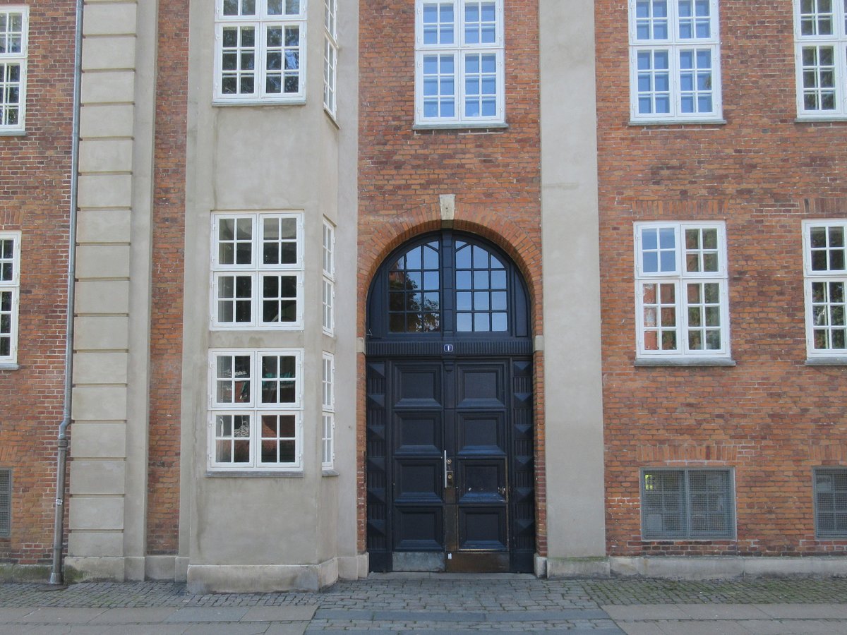 Kanslergården building captured by Henning Hansen