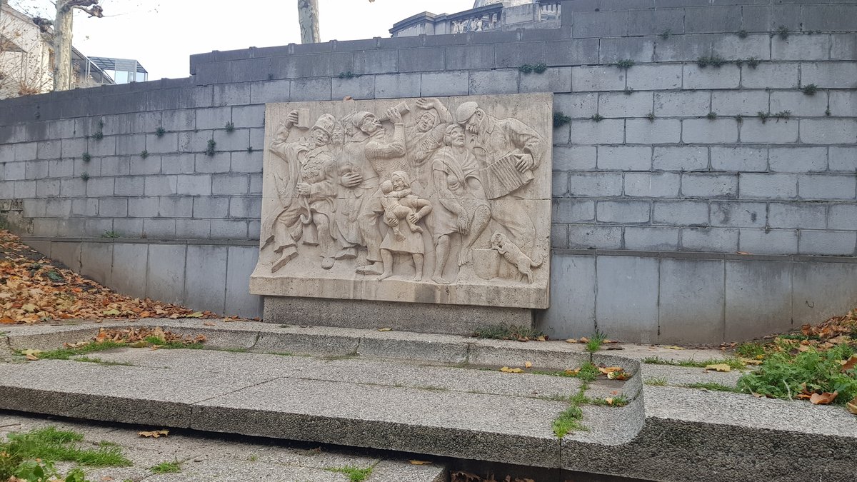 Monument aux Vivants by Maurice Wolf in Rue du Faucon, Bruxelles, honoring the residents of Les Marolles