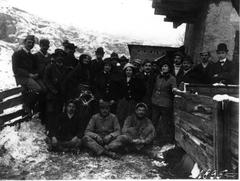 Tourists exploring cave house near guardhouse in 1910