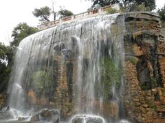 Cascade De La Colline Du Château