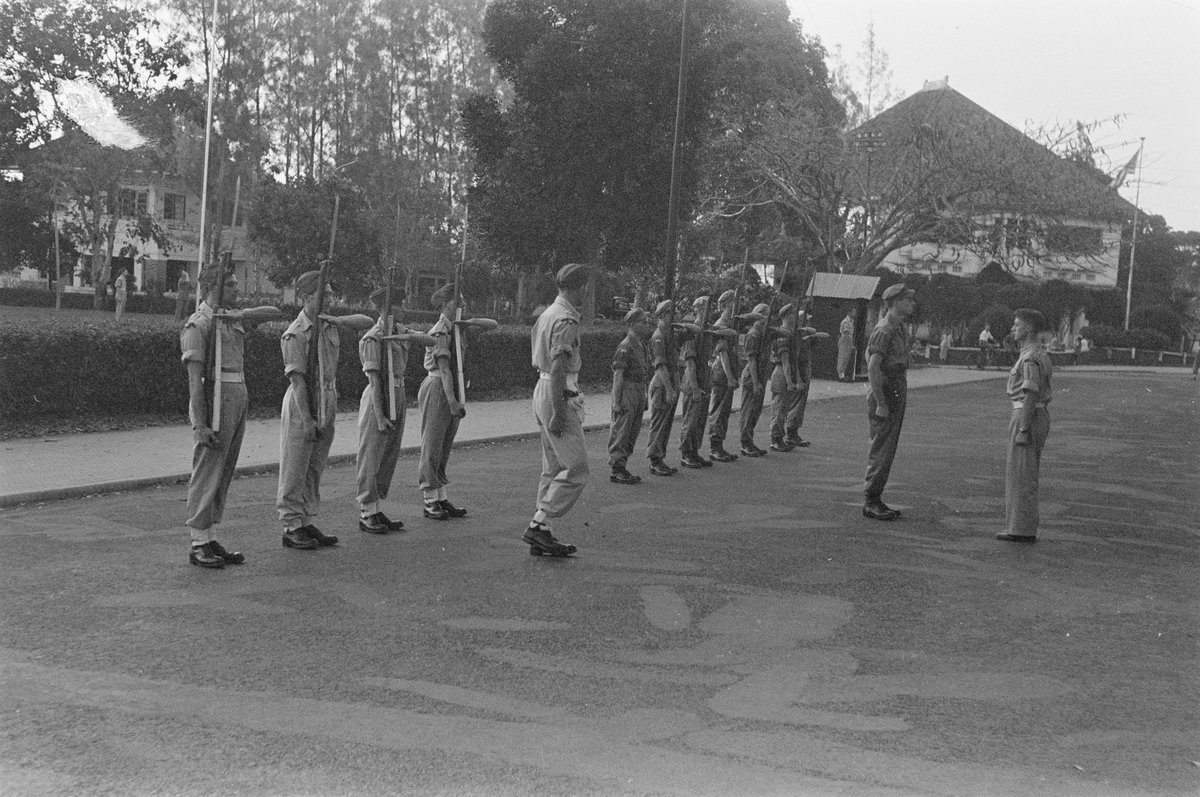 Black and white photograph of the guard change ceremony of the 2-14 Infantry Regiment at Oranje-Nassauboulevard and Burgemeester Bisschopsplein in Menteng, Batavia, July 1946