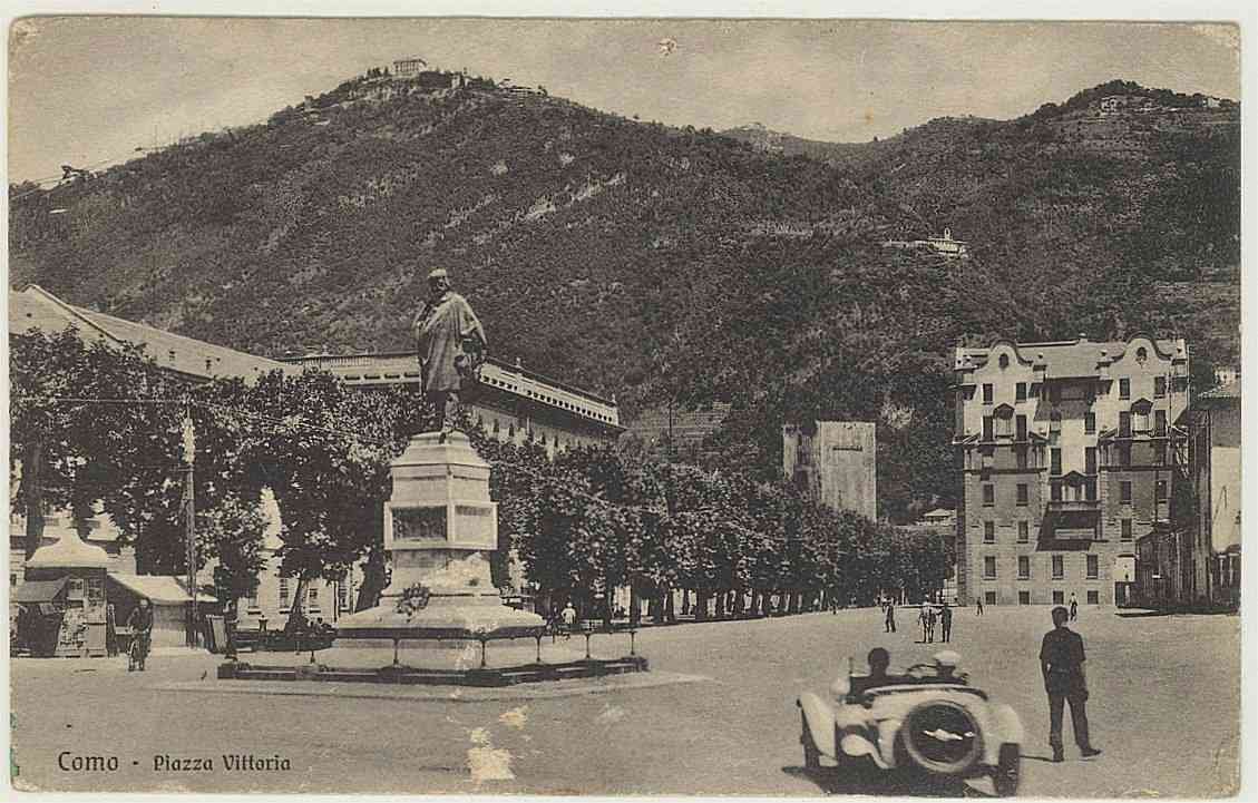 Historic black and white photo of Piazza Vittoria in Como, Italy, taken in 1944