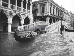 Ponte della Paglia in Venice during the November 4, 1966 high water flood