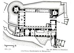 Floor plan of the Altes Schloss in Düsseldorf, showing the oldest wing A, wing B with round tower C from the 13th century, and wing D with square southeast tower E from the 15th century
