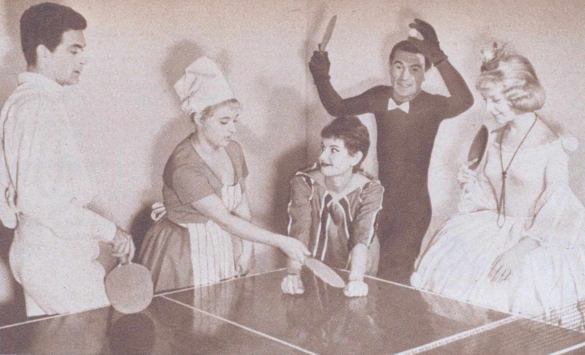 Scene from the play Umbra at Teatrul de Comedie featuring characters Invatatul, Anunzziata, Printesa, Umbra, and Vilegiaturista acting as referee