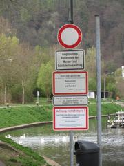 New sign at Güdingen weir prohibiting feeding the geese