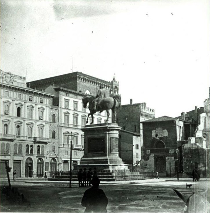 Historic view of Piazza Vittorio Emanuele with the Linaiuoli residence