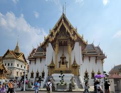 Entrance of Dusit Maha Prasat Palace with royal audience hall in the background