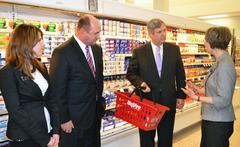 Agriculture Secretary Tom Vilsack speaking at a Hy-Vee grocery store in Sioux Falls, South Dakota