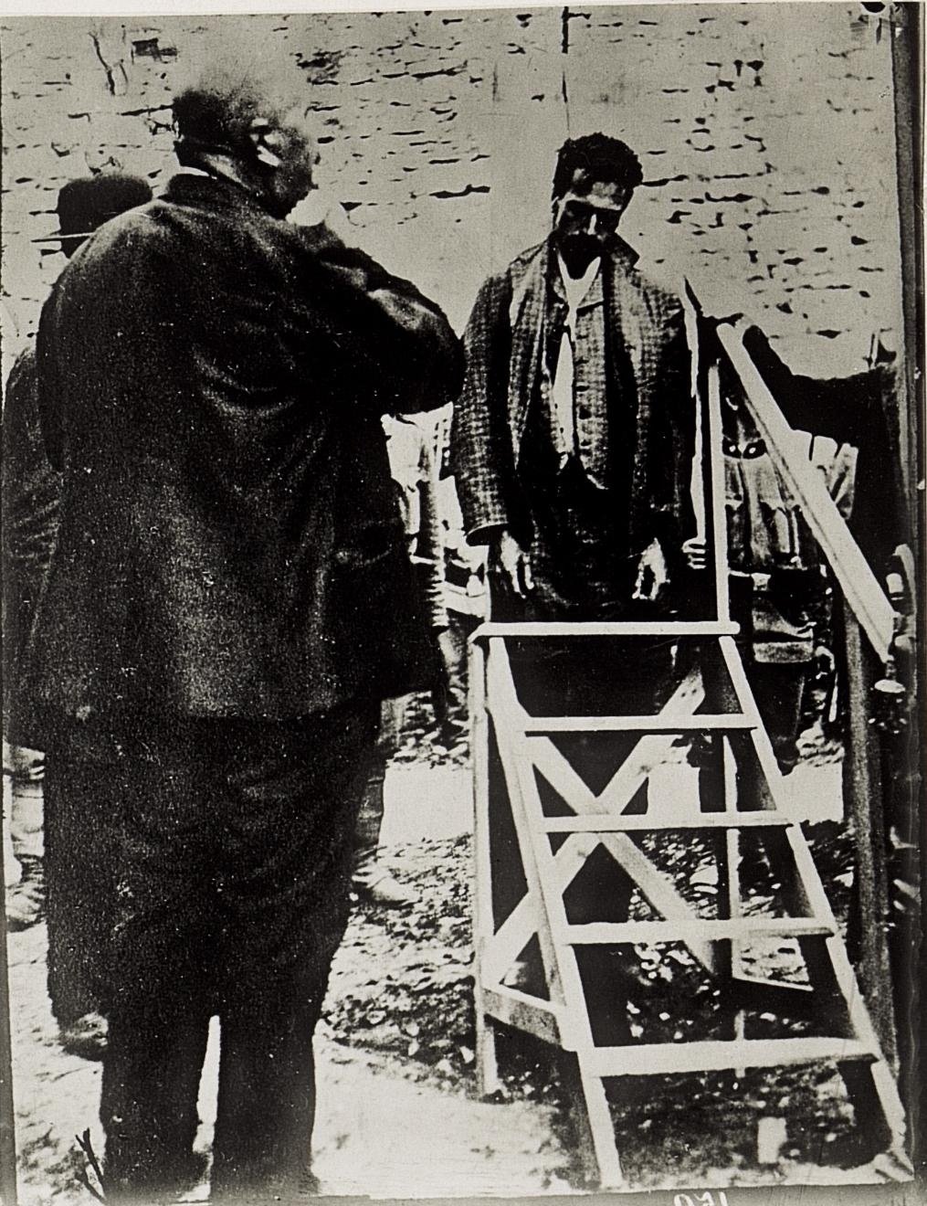 Executioner Josef Lang in the foreground with the executed Reichstag deputy Cesare Battisti in Trento