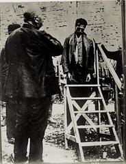 Executioner Josef Lang in the foreground with the executed Reichstag deputy Cesare Battisti in Trento