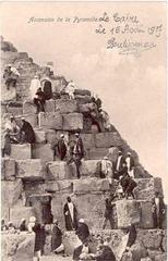 Vintage postcard showing Ascension de la Pyramide from 1907 with original dimensions of 89 mm width and 140 mm height