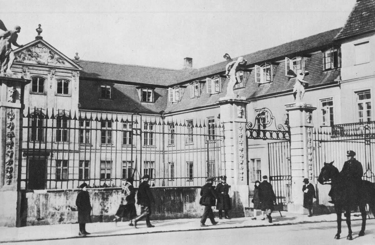 Pałac Pod Czterema Wiatrami in Warsaw during the interwar period