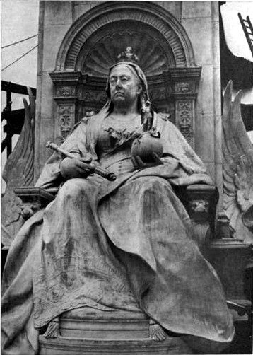 King George V unveiling the statue of Queen Victoria at Queen Victoria Memorial, 1911