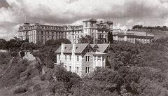 Historical black and white photo of Robert College building in the 1920s