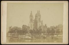 Historic photo of Prins Hendrikkade 67-88 in Amsterdam with the Catholic Sint Nicolaaskerk church and the Open Havenfront in foreground