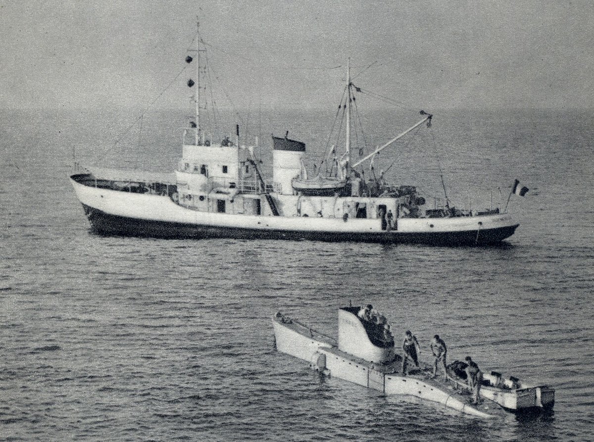 Aviso Elie Monnier and FNRS3 ship at sea