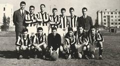 Historic Frosinone football team lineup from 1960-1961 season with players standing and crouching