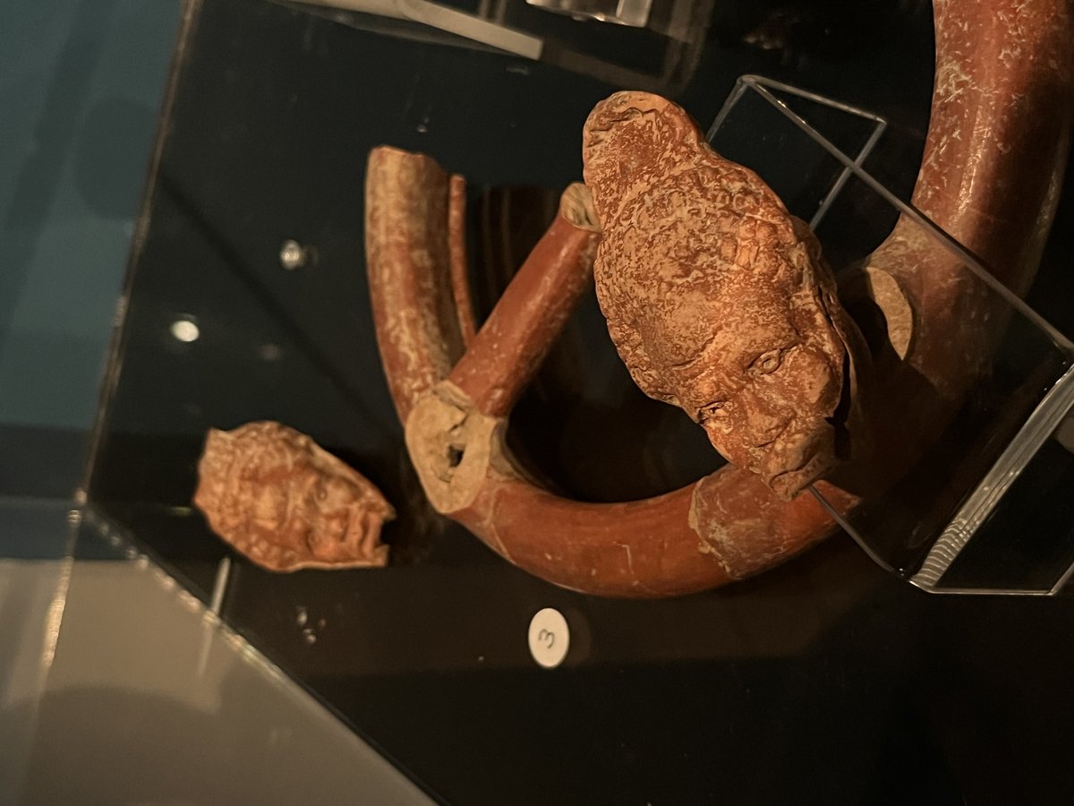 Lampes à tête de Nubien et lustre anciens du mithraeum d'Angers exposés au musée Saint-Raymond