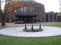 Fountain Ausklang by Sohei Hashimoto with upside-down grand piano sculpture in front of Tonhalle Düsseldorf