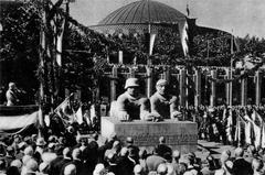 Ceremonial unveiling of the Inner Fortress monument by Jupp Rübsam in 1928 in front of the Düsseldorf Rheinhalle