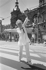 Julia Foster arriving at Schiphol, crossing zebra crossing at Leidseplein Amsterdam, 1968