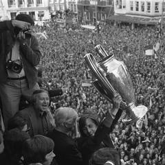 Ajax player Barry Hulshoff holding the Europacup I trophy during the celebration on the balcony of the Stadsschouwburg in Amsterdam, June 1, 1972