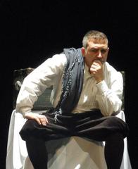 Actor performing on stage in Cambalache Teatro's play Puro Lope