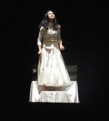 Actor performing on stage during Cambalache Teatro's play Puro Lope